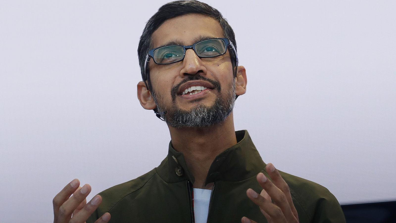 Google CEO Sundar Pichai poses during the opening day of a new Berlin...  Nachrichtenfoto - Getty Images
