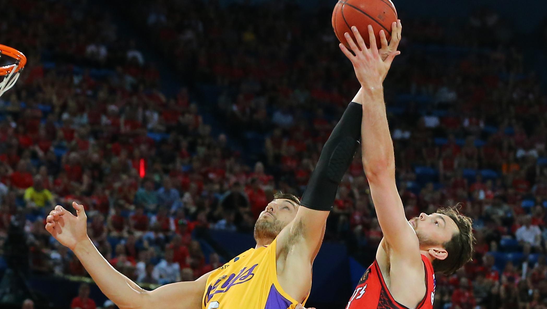 Andrew Bogut overcomes boos and tough night to get last laugh