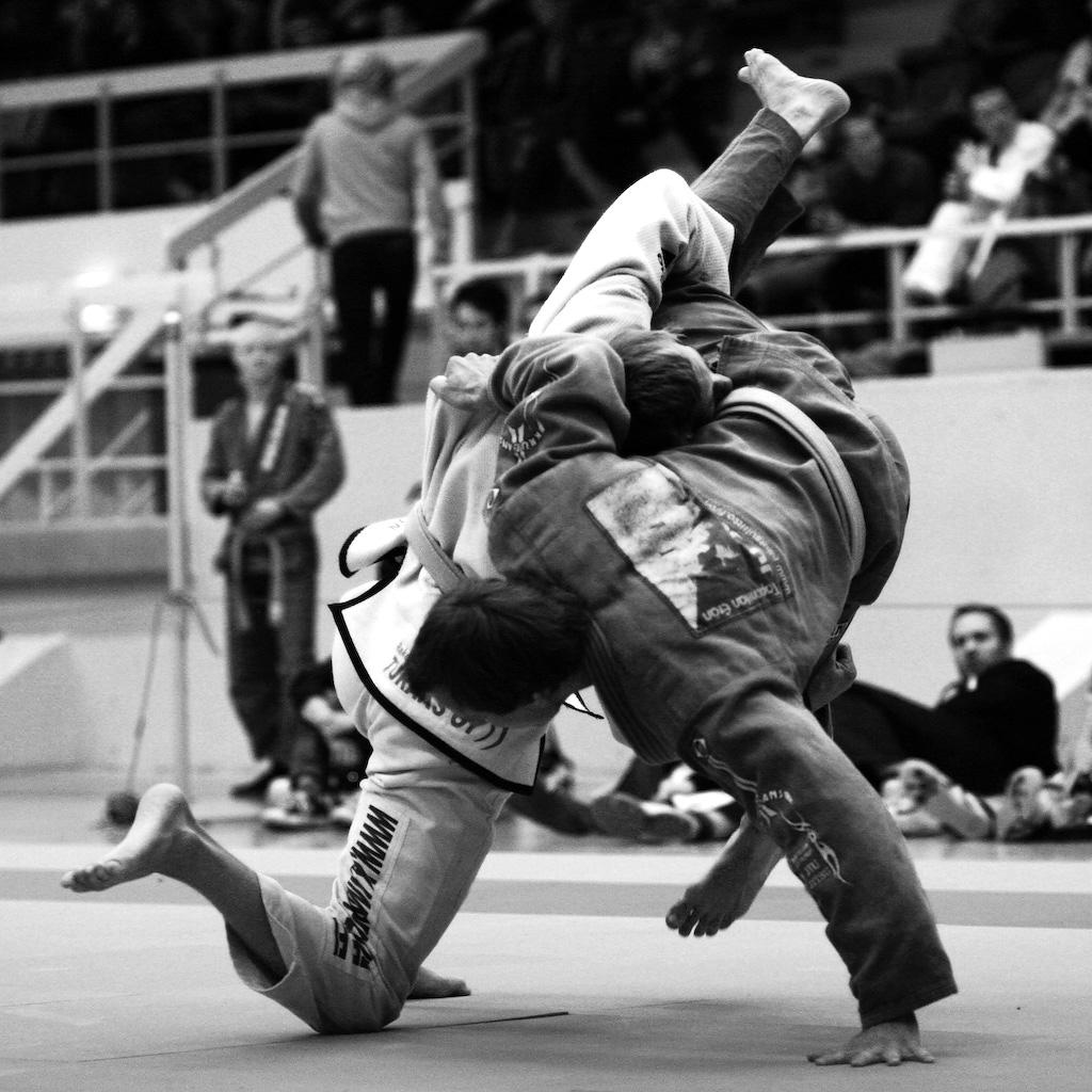 The struggle of two athletes in blue and white outfits doing Brazilian jiu  jitsu 4K wallpaper download