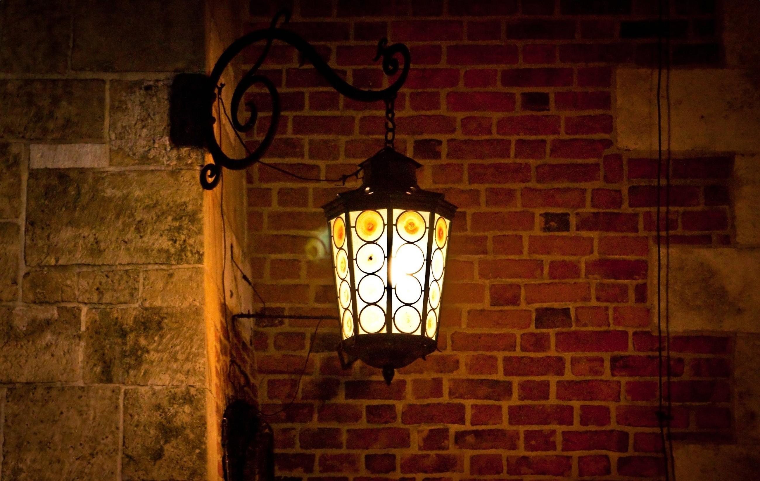 A lamp in the night wallpaper. PC