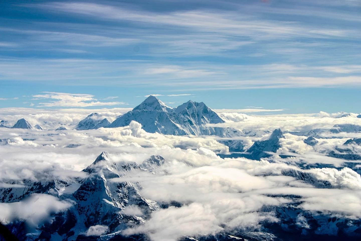 Mount Everest Background Wallpaper