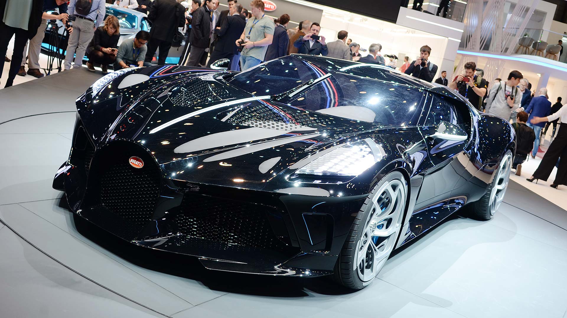 Машина за 1 доллар. Бугатти Вейрон 2022. Новая Бугатти 2022. Машина Bugatti la voiture noire. Самый дорогой автомобиль: Bugatti la voiture noire.