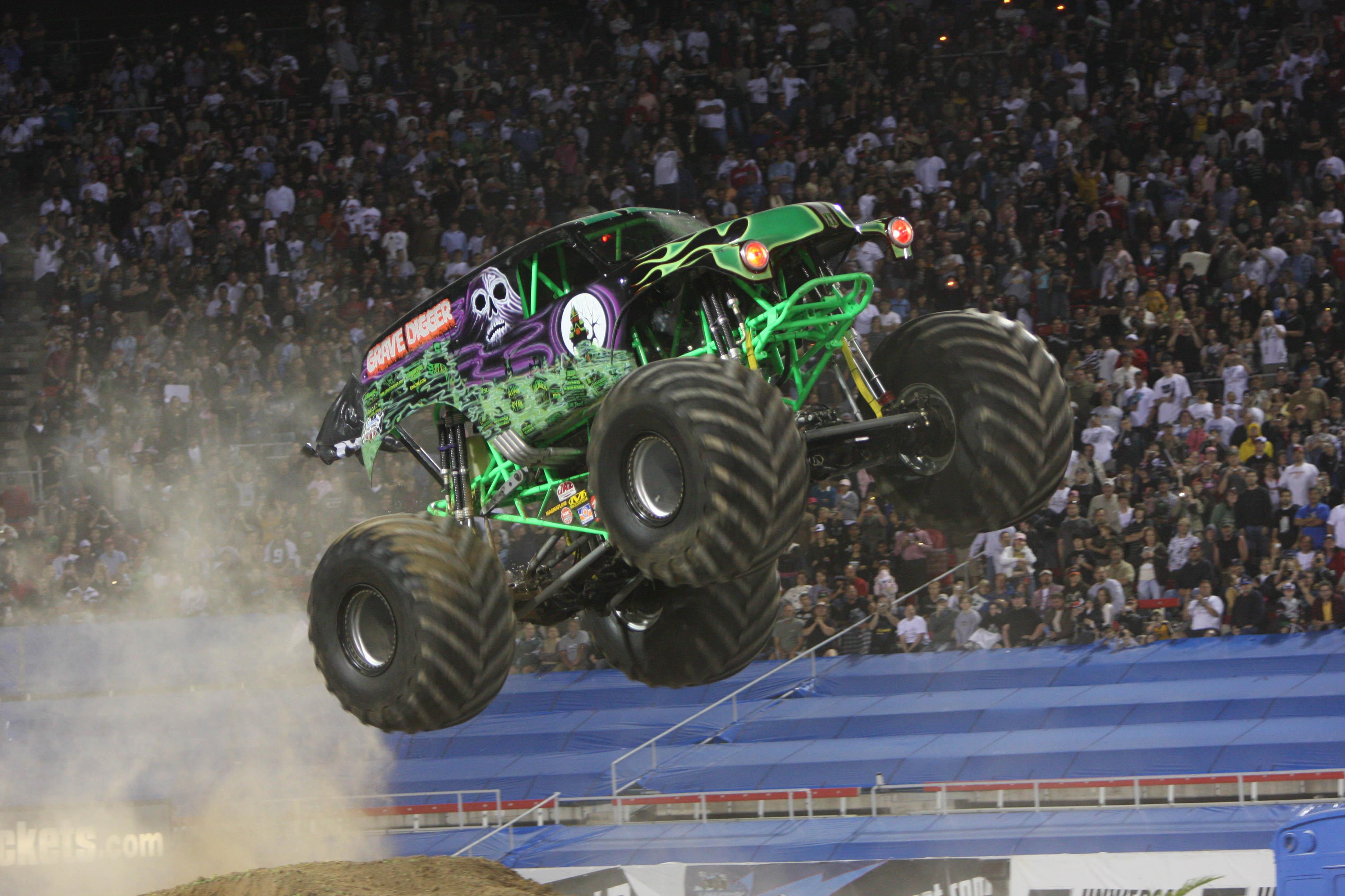 Grave Digger Monster Truck Wallpaper 3888x2592 (768.92 KB)