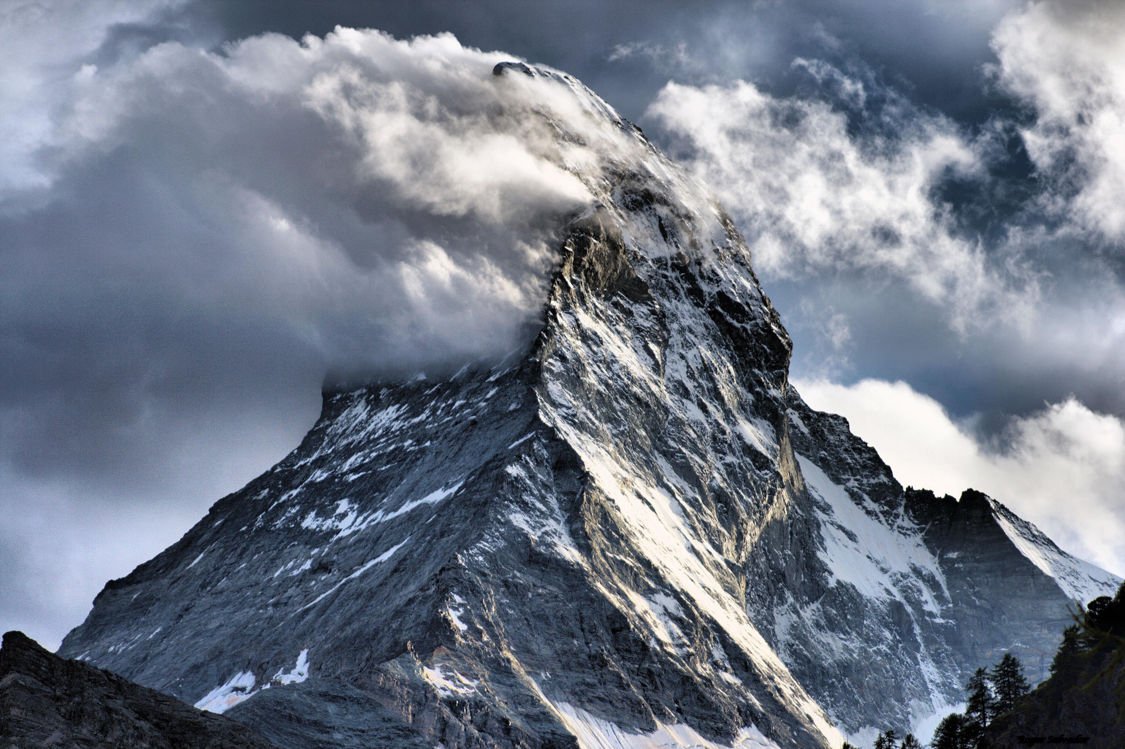 Гора в Швейцарии Маттерхорн в облаках