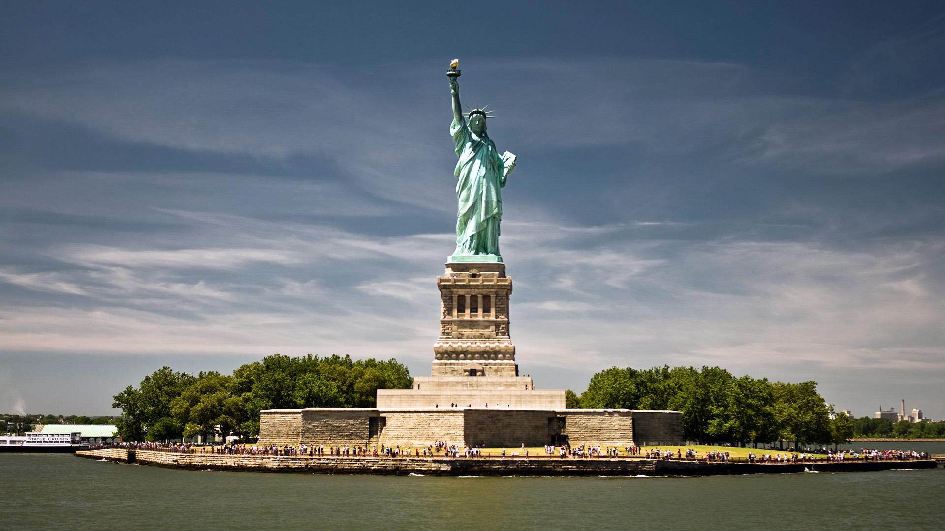 Statue of liberty in new york HD wallpaper