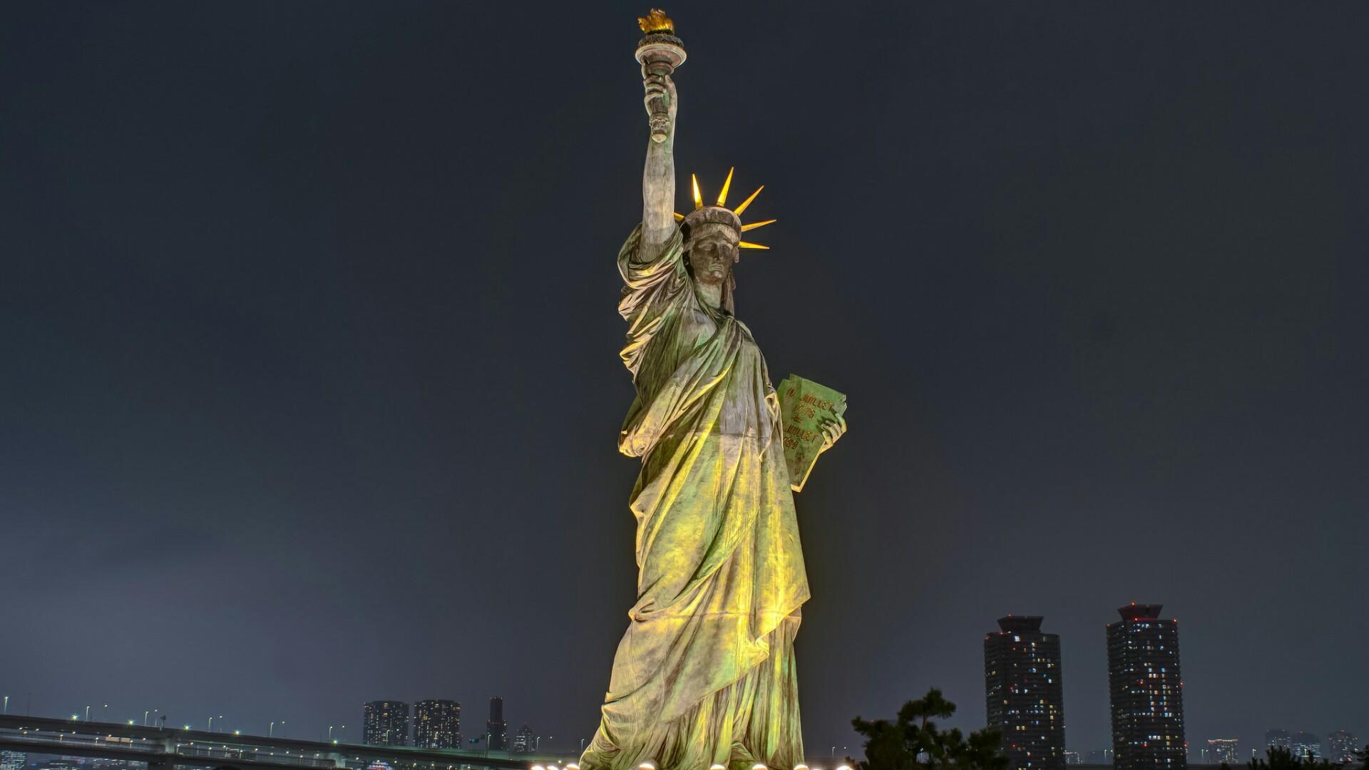 Statue Of Liberty At Night HD Wallpaper. Wallpaper Studio 10. Tens