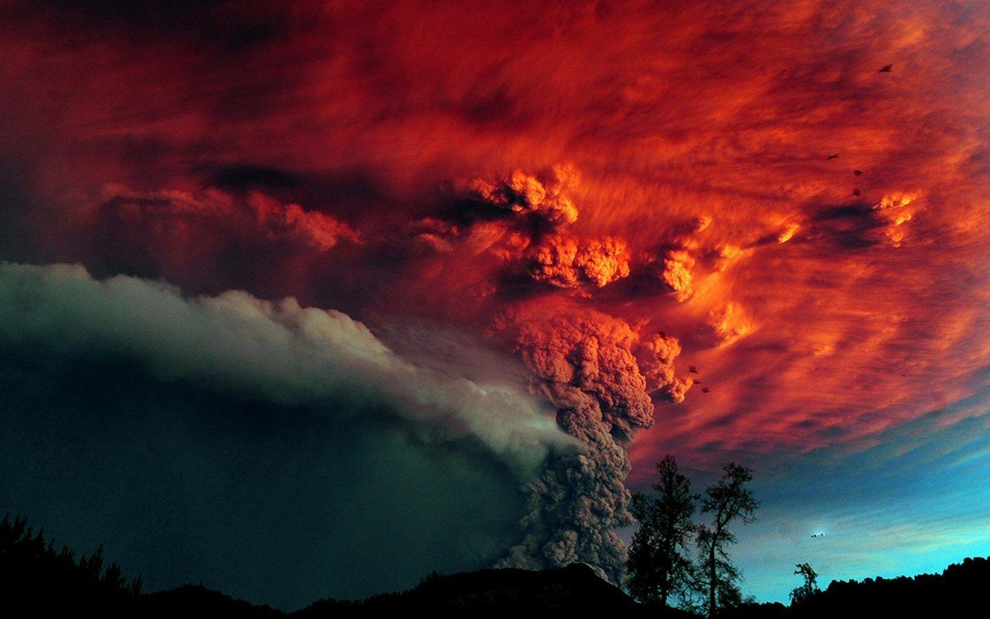 4K Wallpaper volcano eruption smoke colors 3840×2160. HD