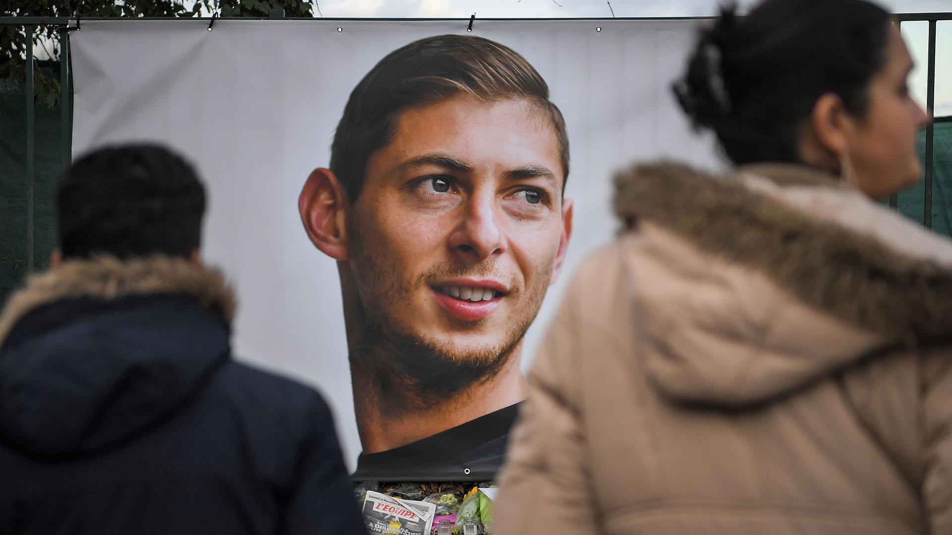 Emiliano Sala: Grief grips family & friends over missing plane