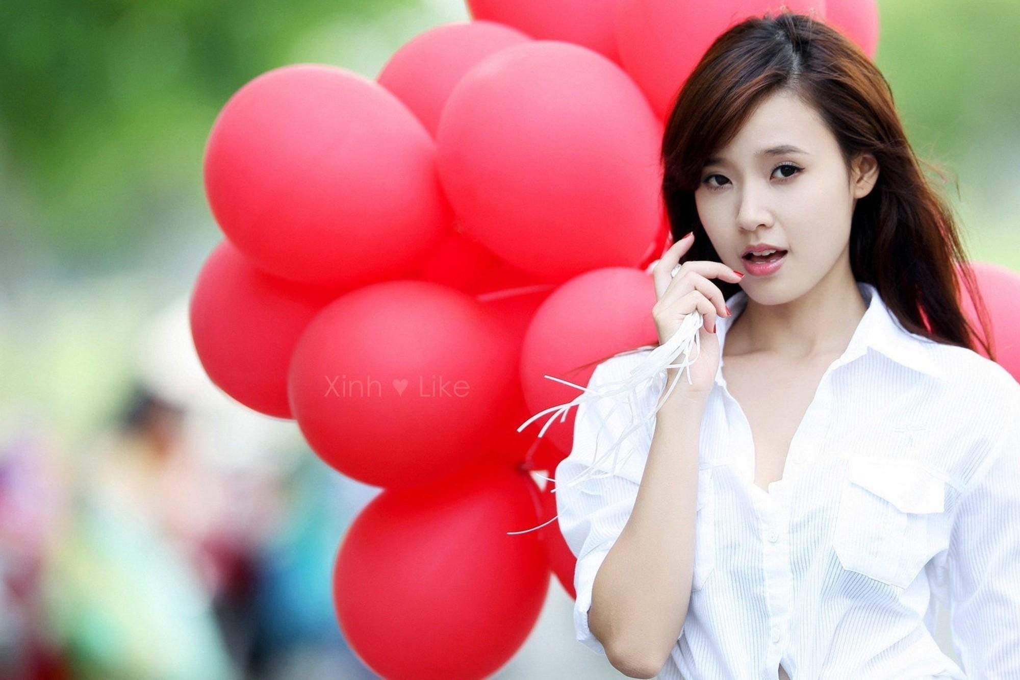 Beautiful girl with balloons wallpaper. PC