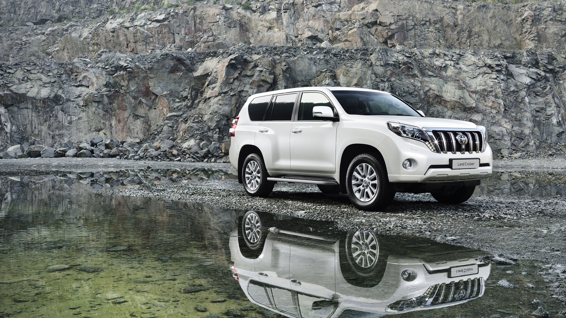 Toyota Land Cruiser 2014 Wallpaper