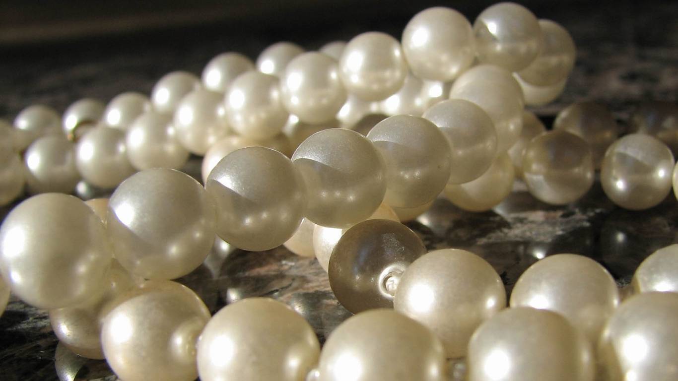 Pearls Wallpaper 002