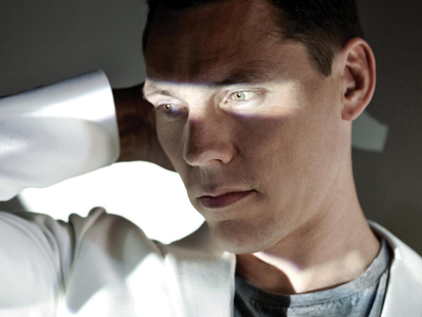 Download wallpaper 1400x1050 dj tiesto, face, look, light, eyes