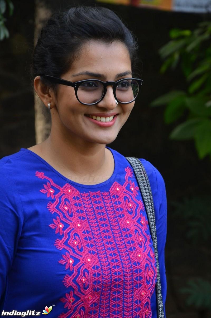 Parvathy Thiruvothu Wallpapers - Top Free Parvathy Thiruvothu Backgrounds -  WallpaperAccess