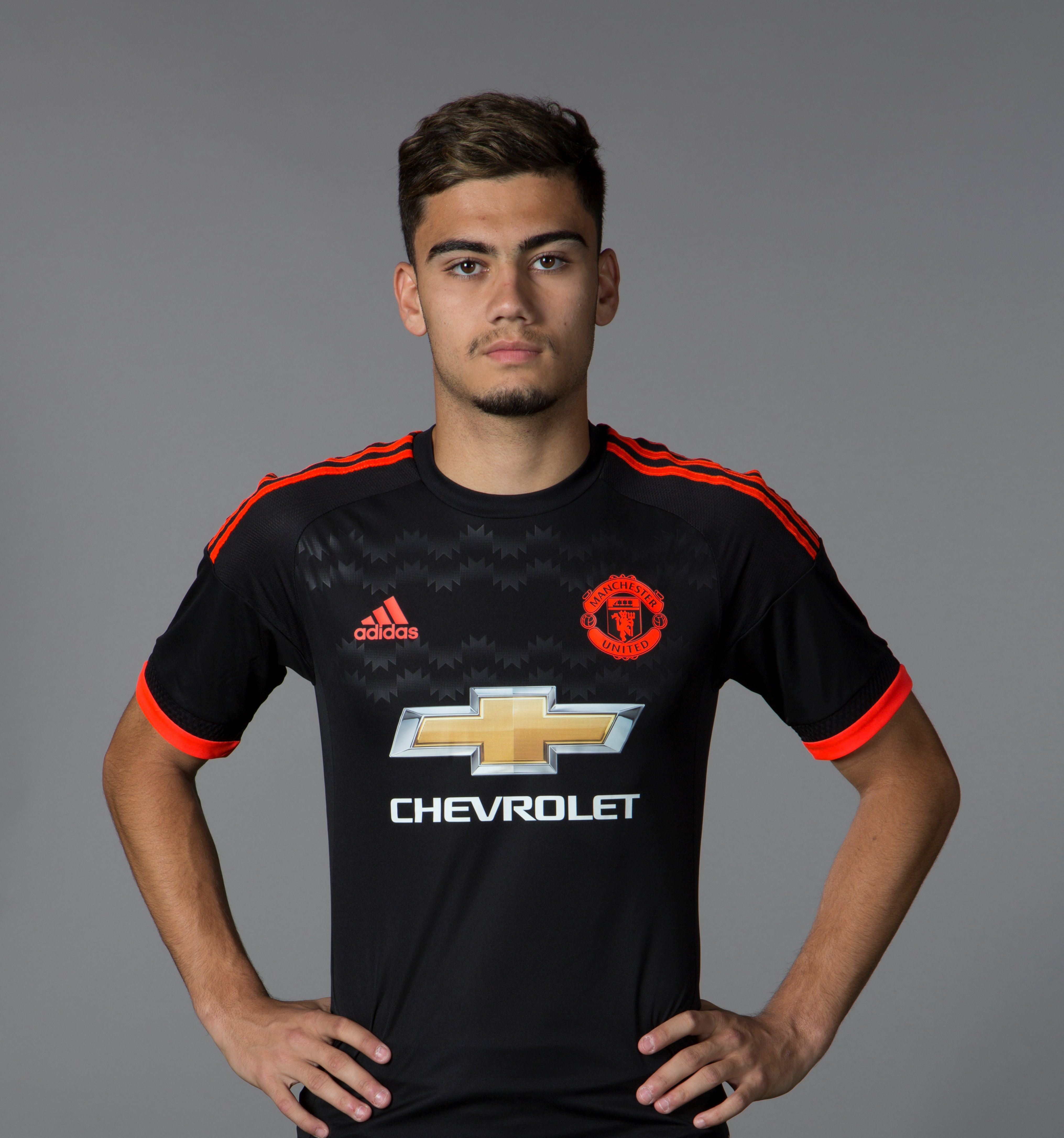 Go for short sides and volume on top like Andreas Pereira