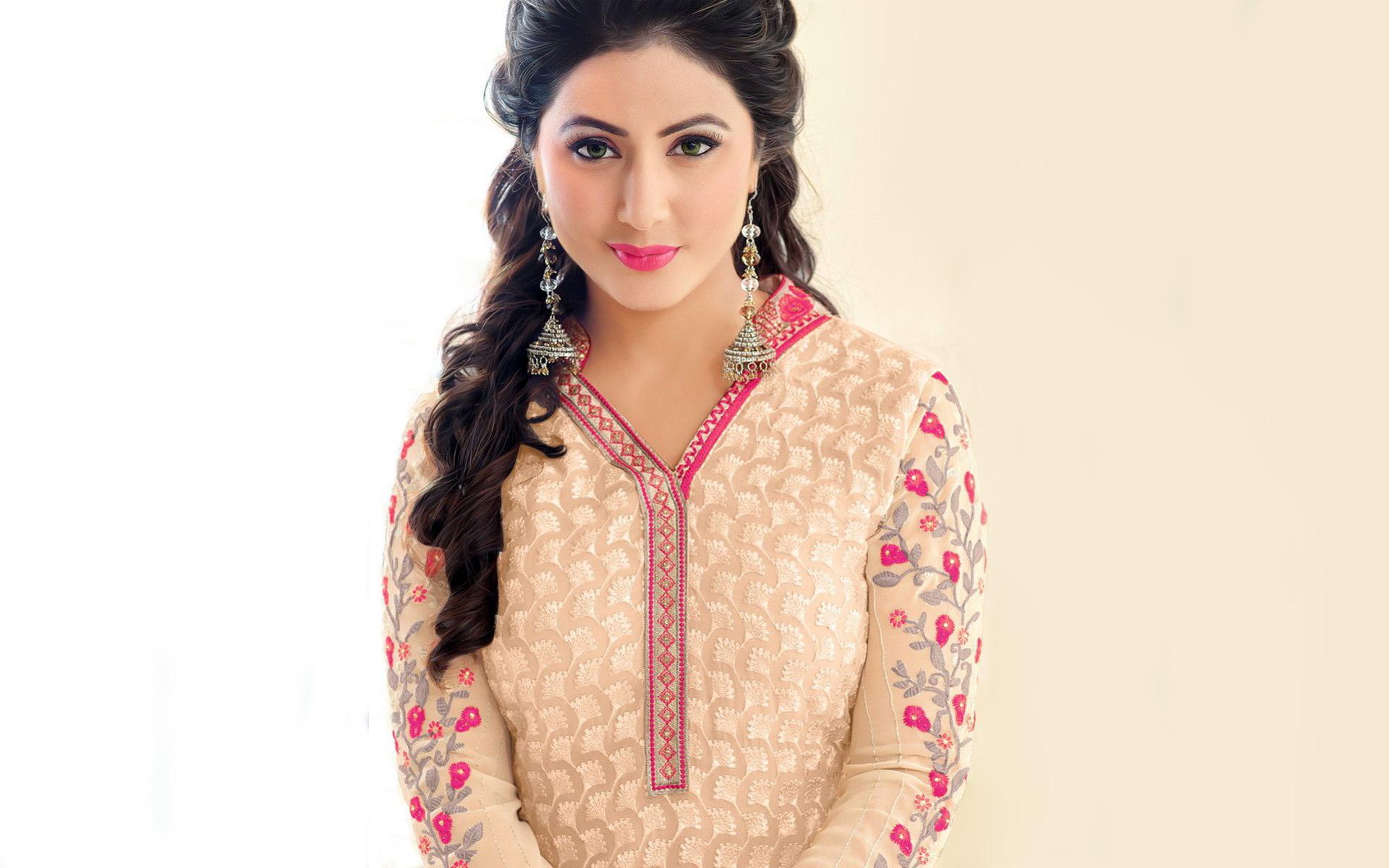 Actress Hina Khan Wallpaper