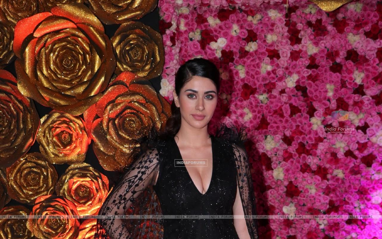 Wallpaper Hussain snapped at Lux Golden Rose Awards 439952