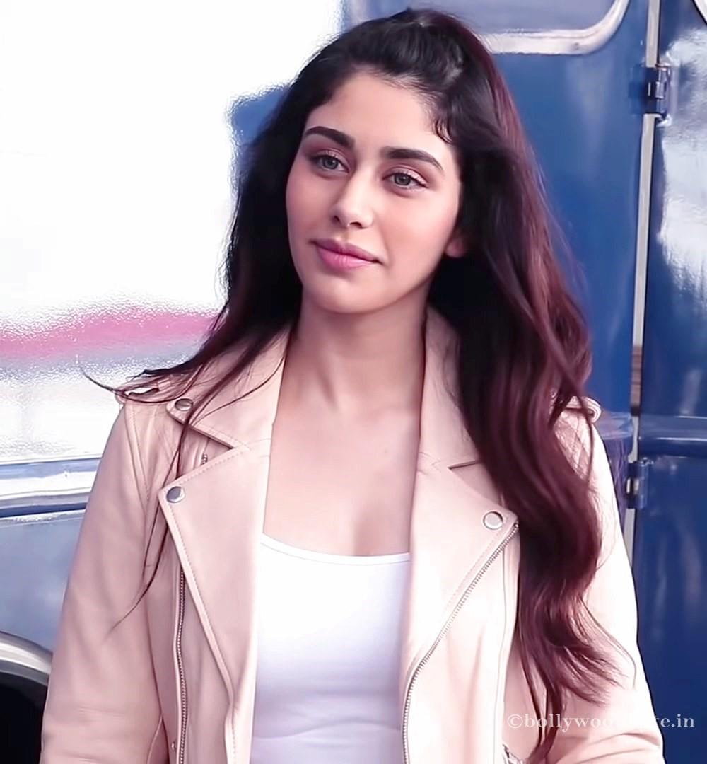 LoveYatri Promotional Photohoot Warina Hussain, View Her Pics