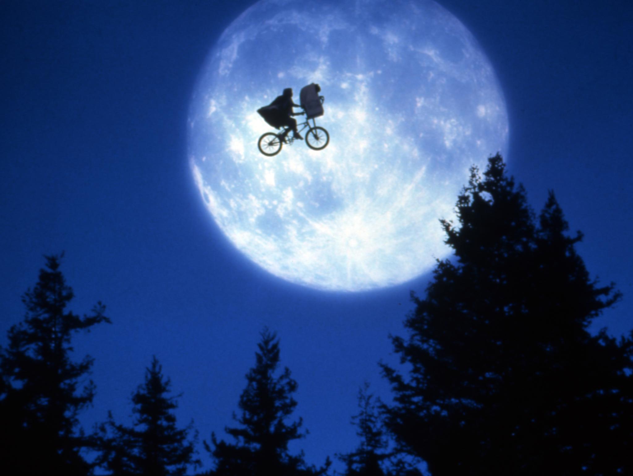 E.T. The Extra-Terrestrial - Desktop Wallpapers, Phone Wallpaper, PFP,  Gifs, and More!
