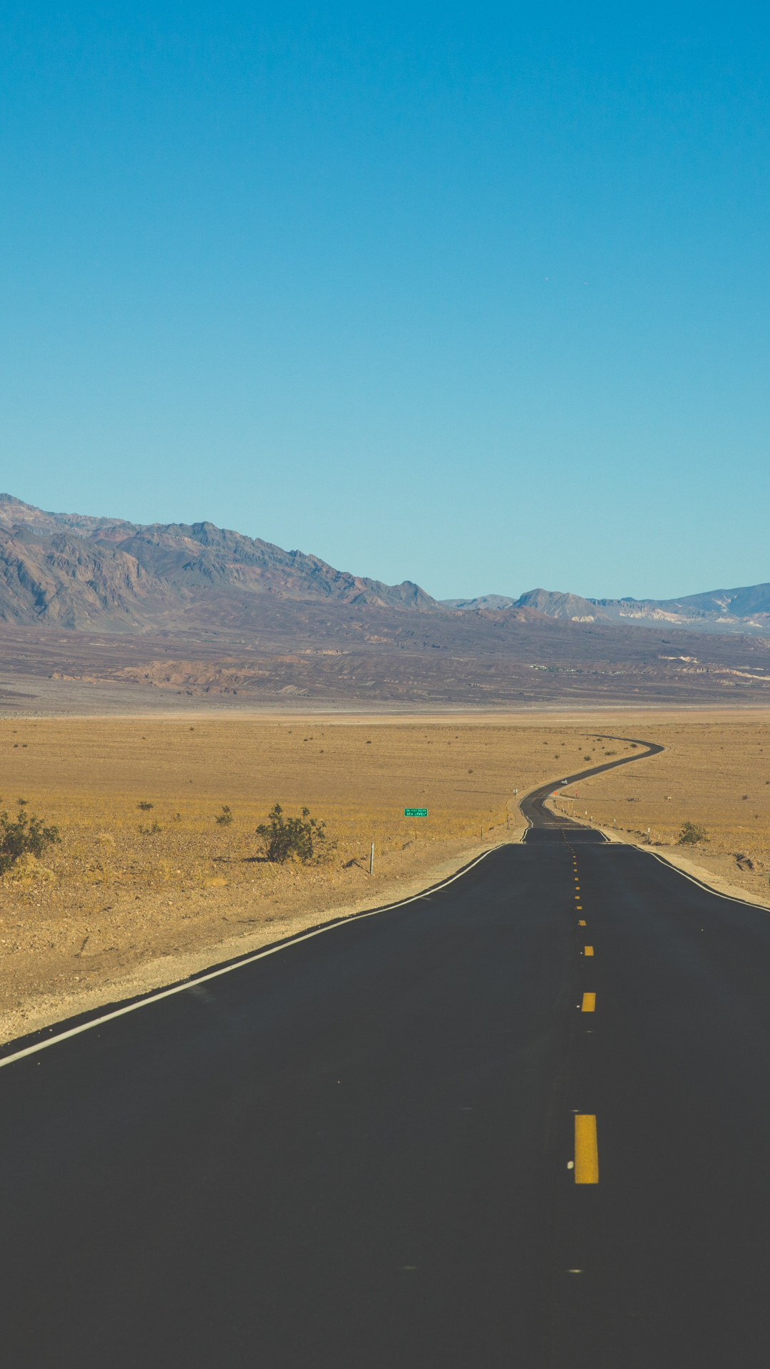 Driving to Death Valley iPhone Wallpaper