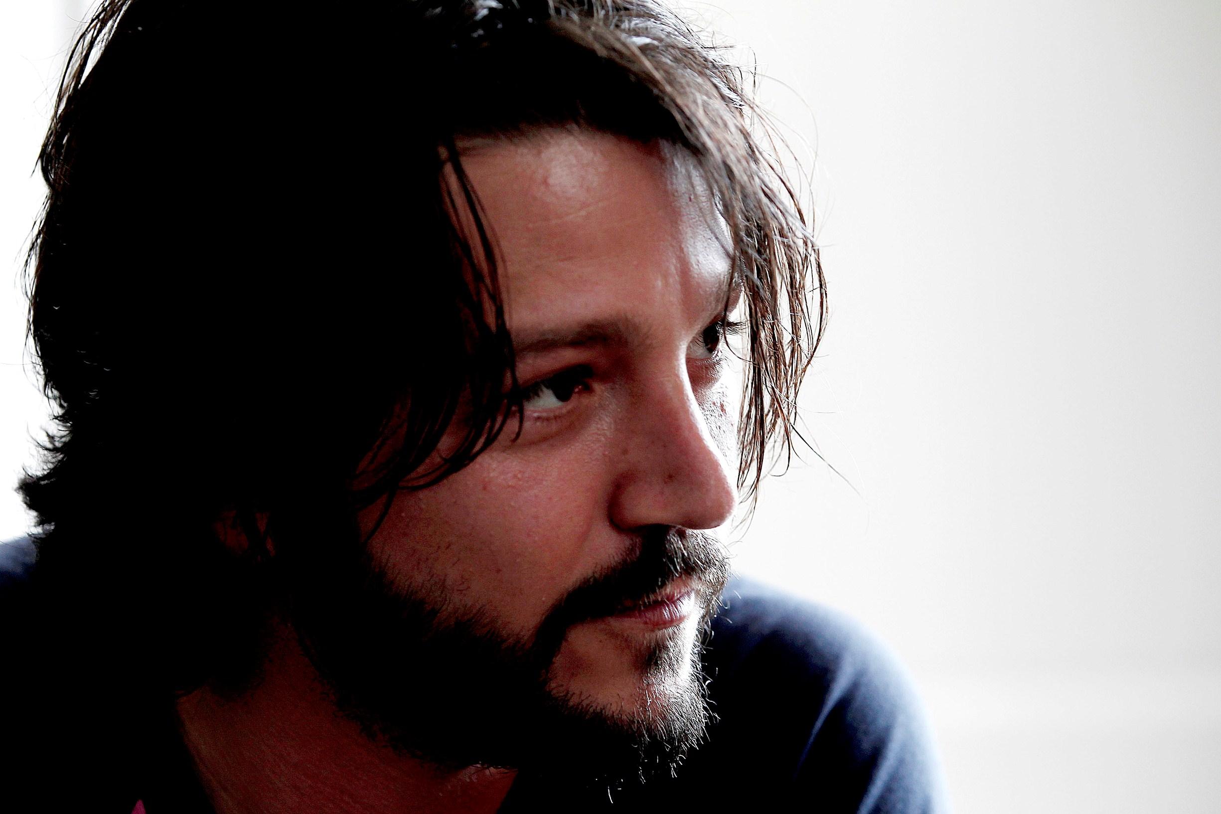 Diego Luna Face Wallpapers 57622 2450x1633px