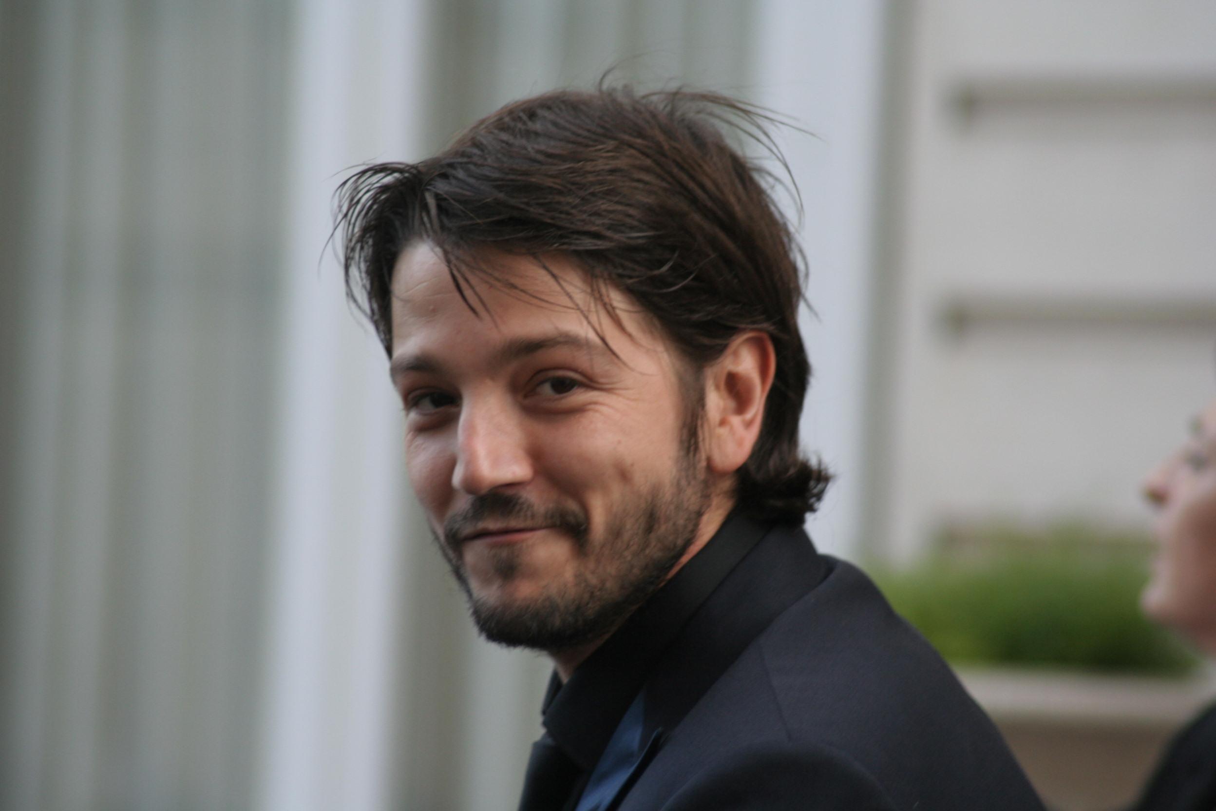 Download Diego Luna Celebrity Wallpapers Pictures 57621 2496x1664 px