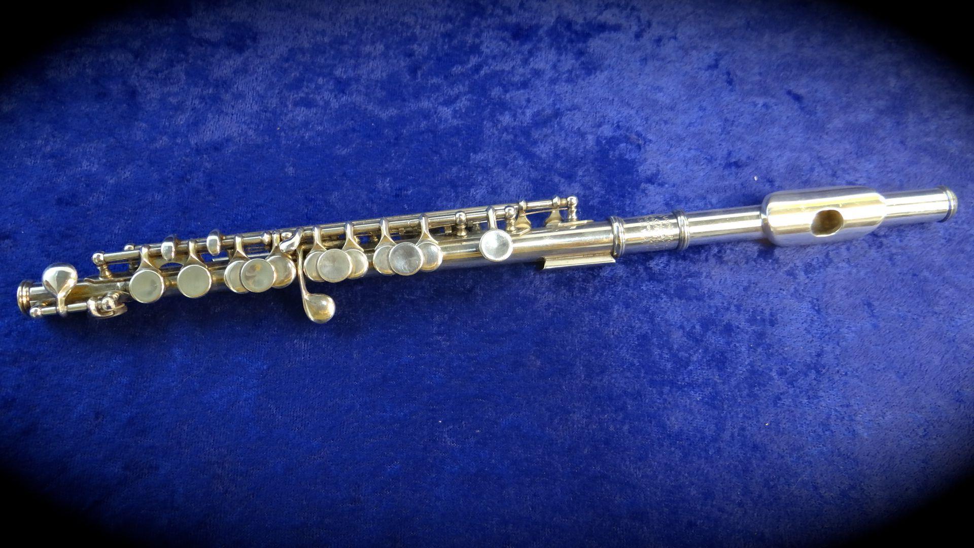 Flutes & Piccolos: Haynes Professional Sterling Silver C Piccolo ser