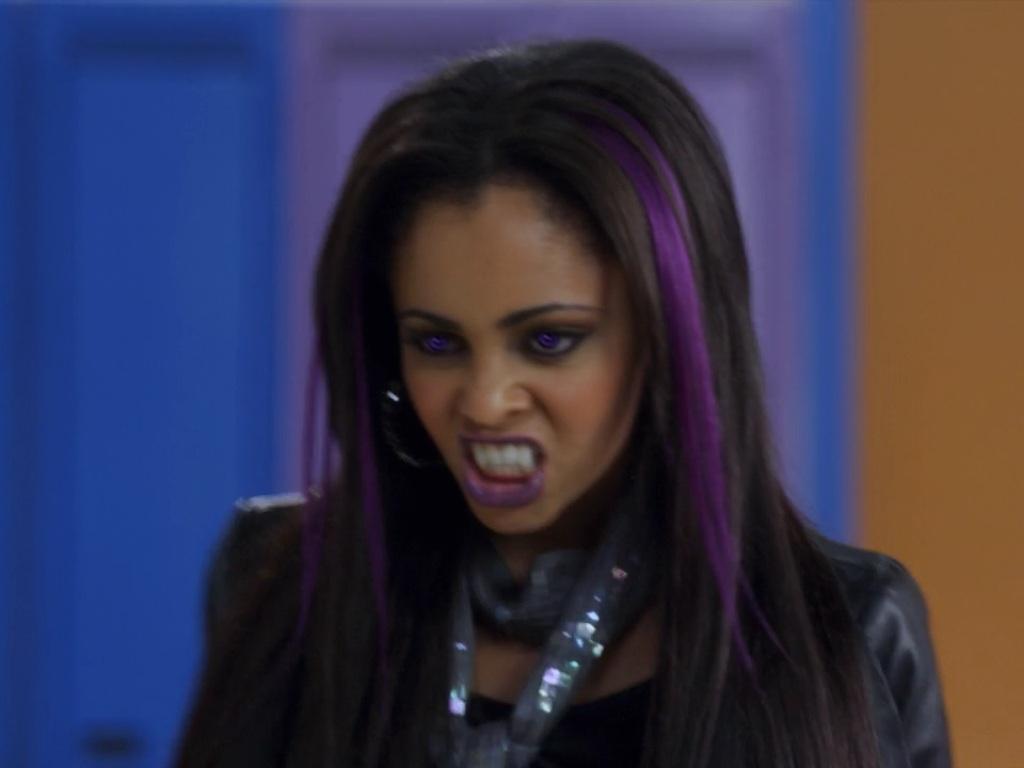 Vanessa Morgan es Sarah, la vampira de la serie Mi Niñera es un