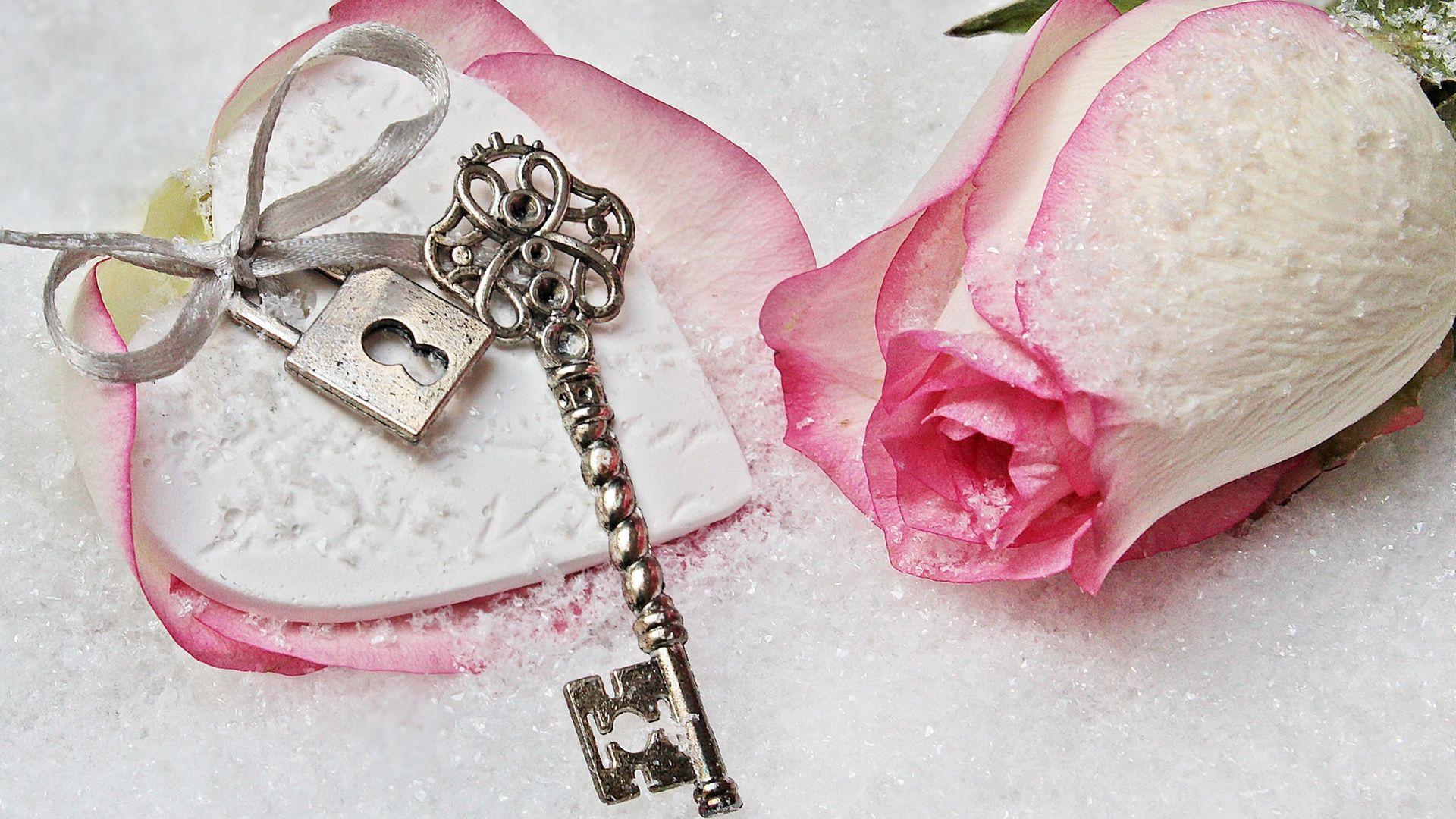 Rose with Heart Lock and key Wallpaper