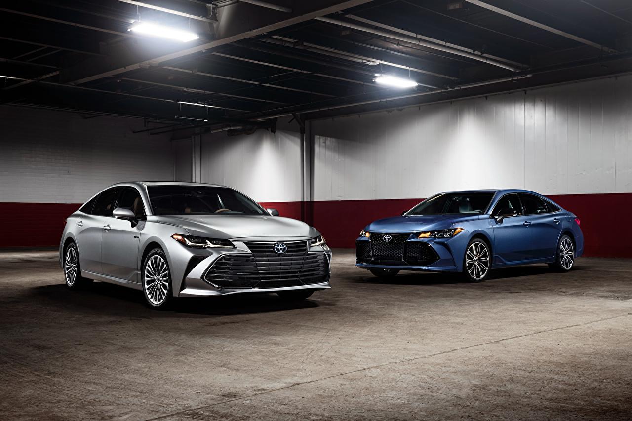 Image Toyota Avalon Limited Hybrid and Avalon XSE Two Cars