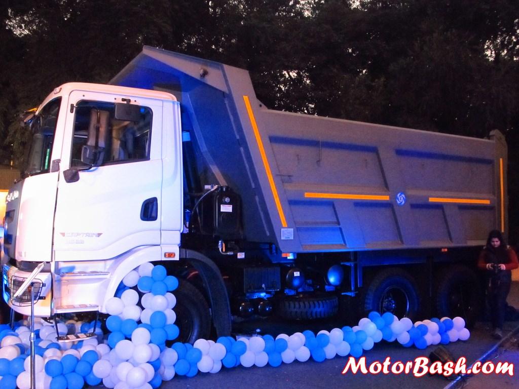 MS Dhoni Unveils Ashok Leyland's “CAPTAIN” Truck Series