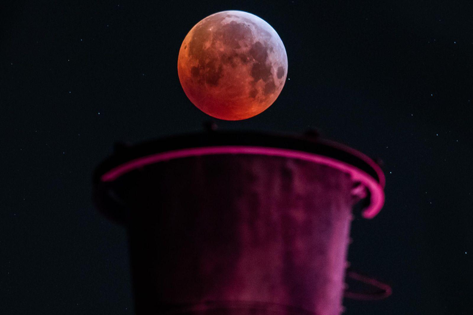 Ten Stunning Photo of the Super Blood Wolf Moon Lunar Eclipse