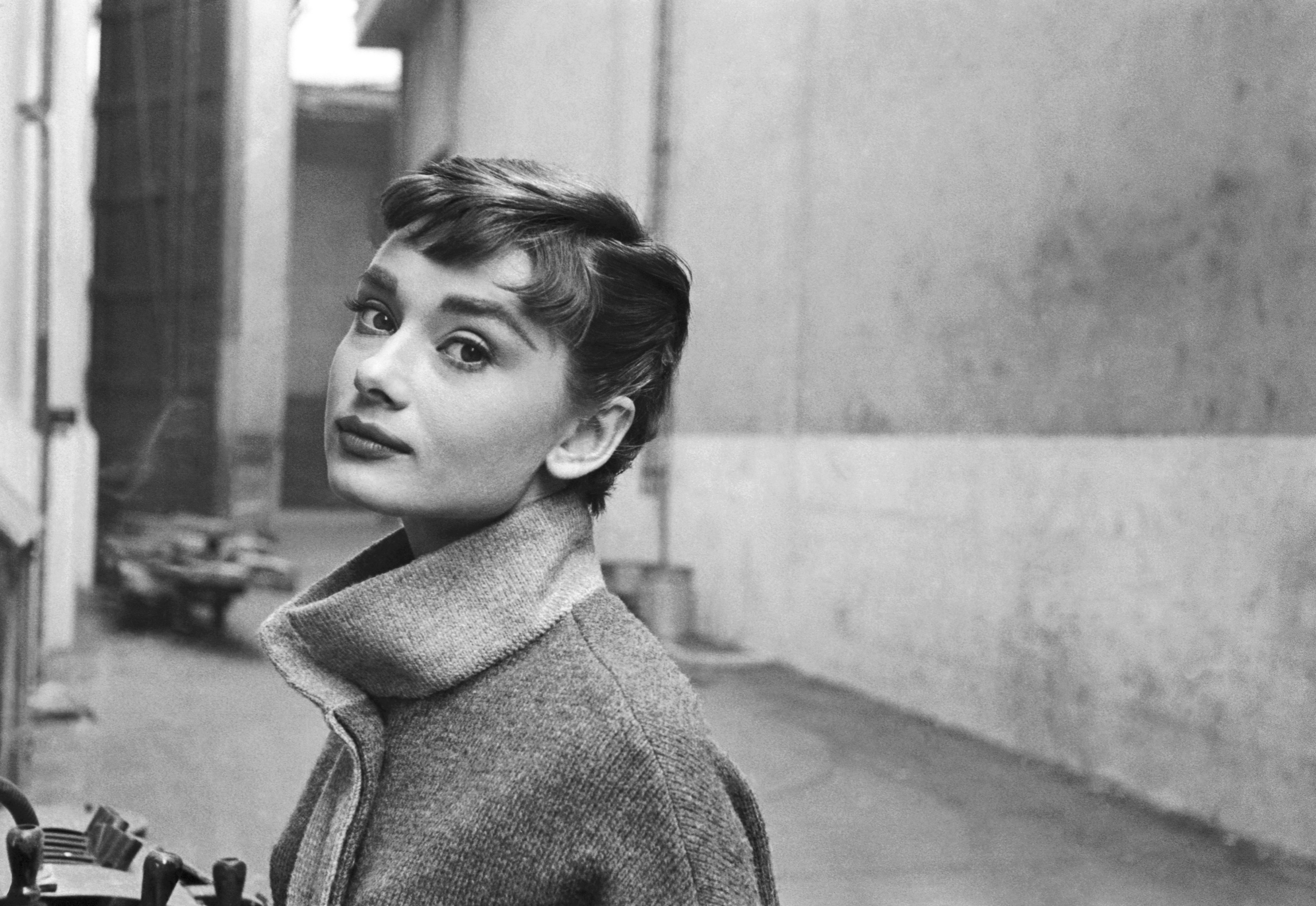 Audrey Hepburn Wallpaper 10 X 2271