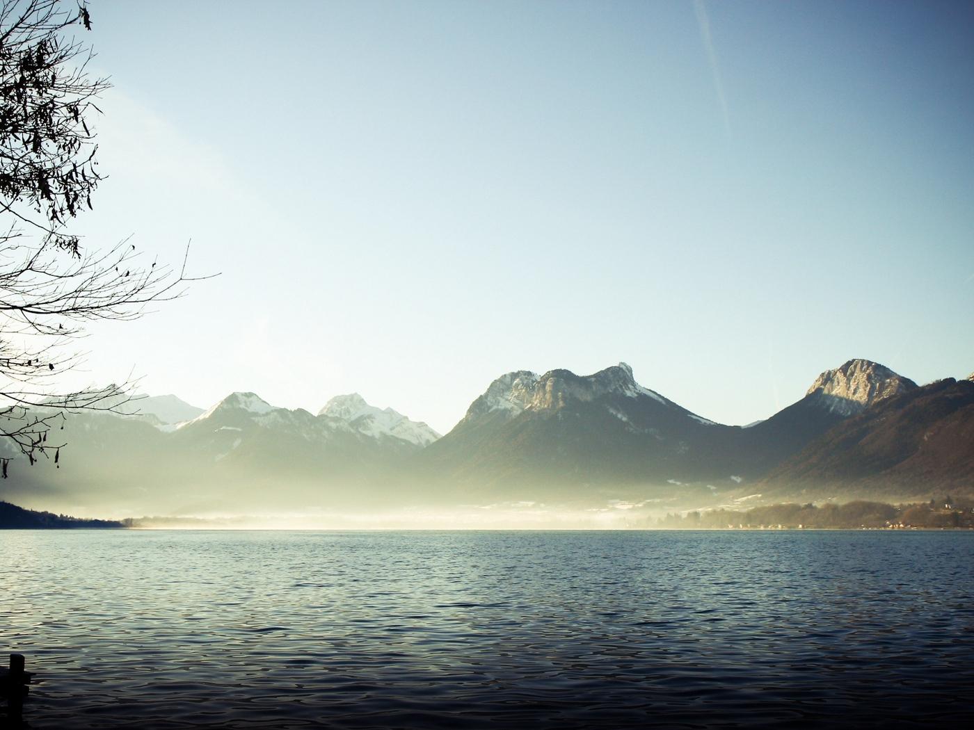 Download wallpaper 1400x1050 mountains, fog, lake, branches, silence