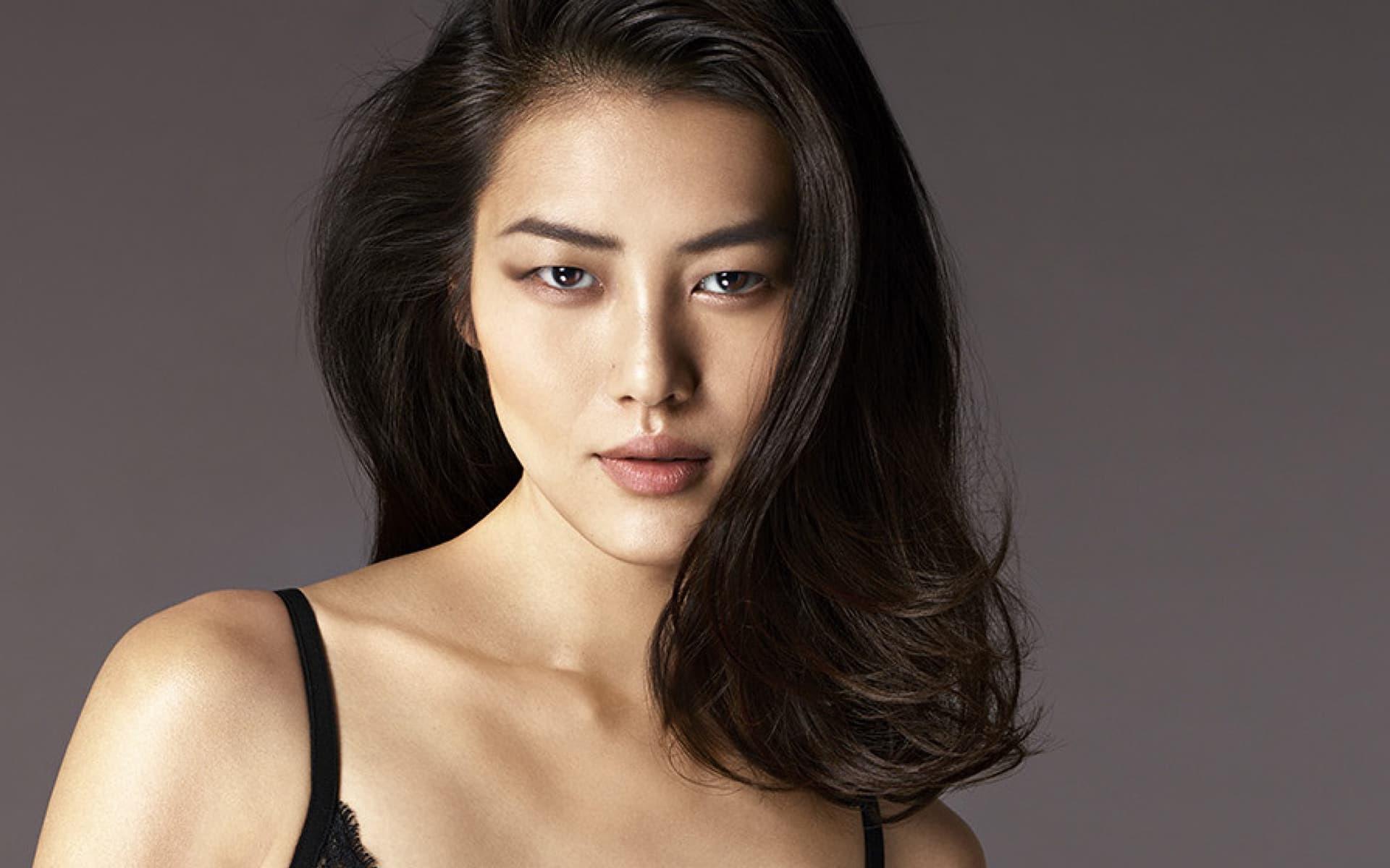 Download Chinese model Liu Wen flaunts a designer Moynat bag Wallpaper