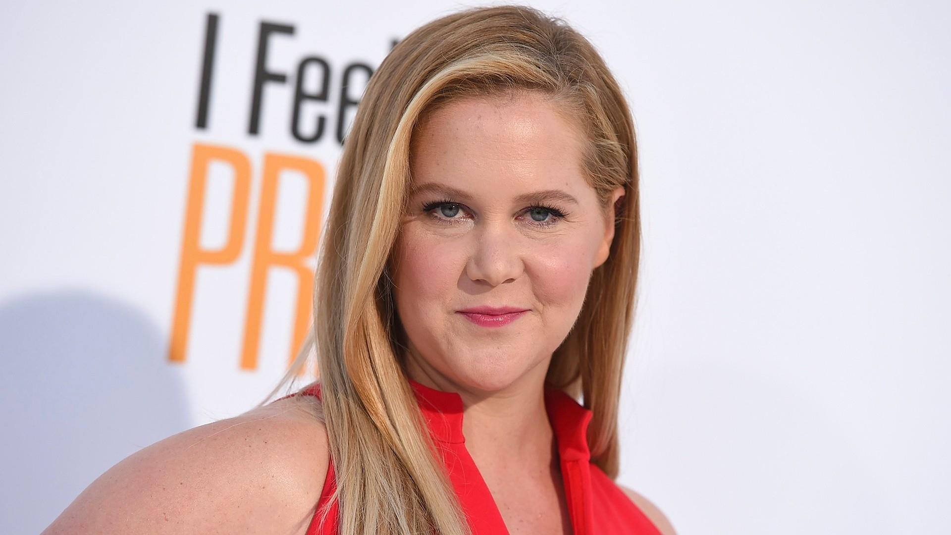 Amy Schumer pregnant with 1st child
