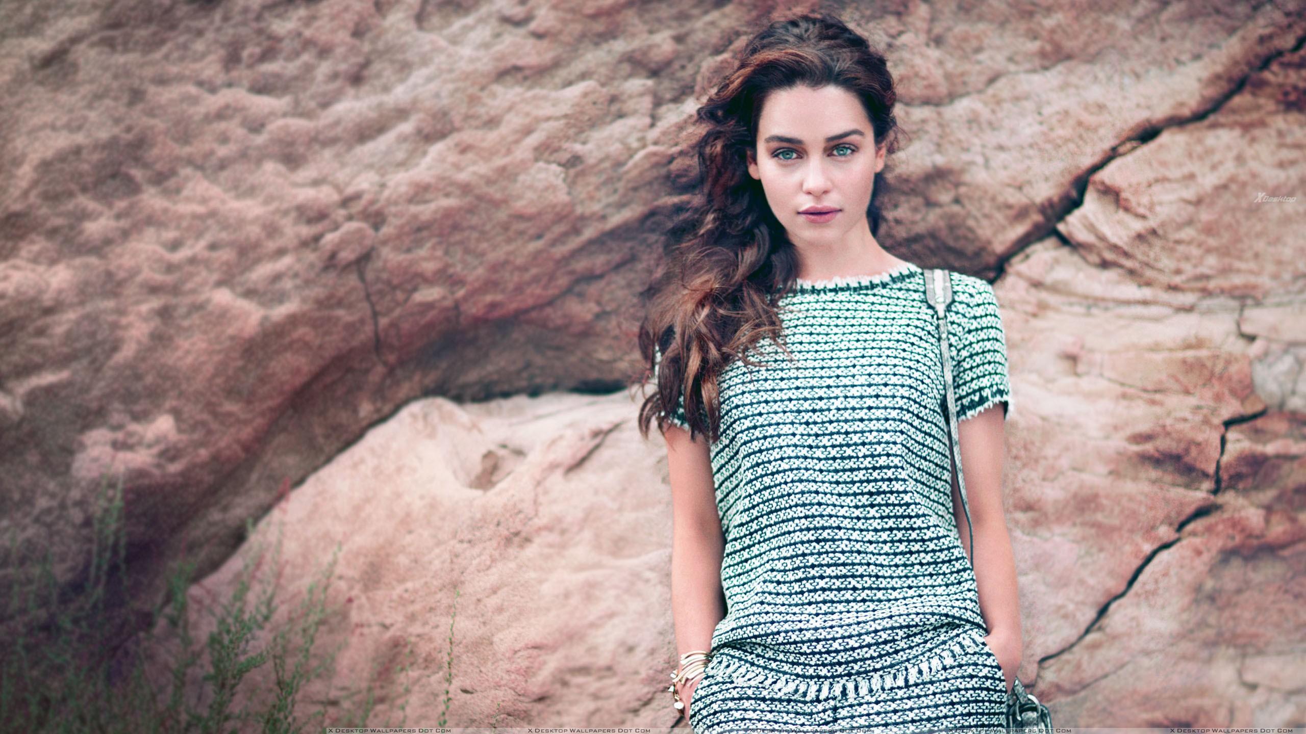 Emilia Clarke Blue Eyes Hands In Pockets Looking Cute Wallpaper