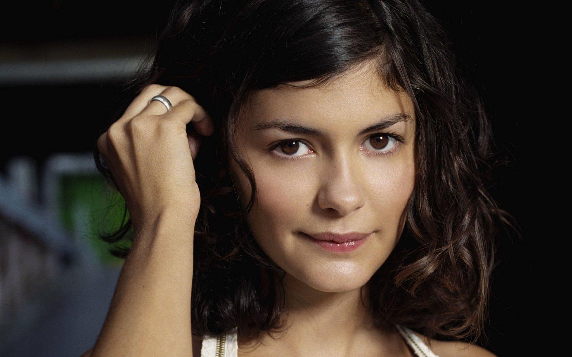 Audrey Tautou HD Wallpaper and Background Image