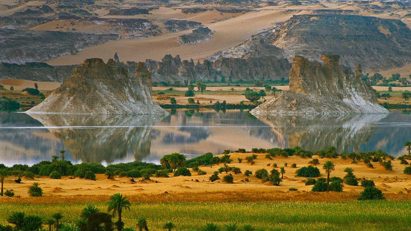 Lake In The Ounianga Serir, Northern Chad © George Steinmetz Corbis
