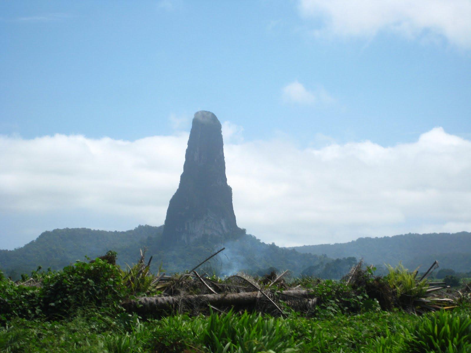 The Pico Cão Grande of São Tomé and Príncipe [1600x1200]