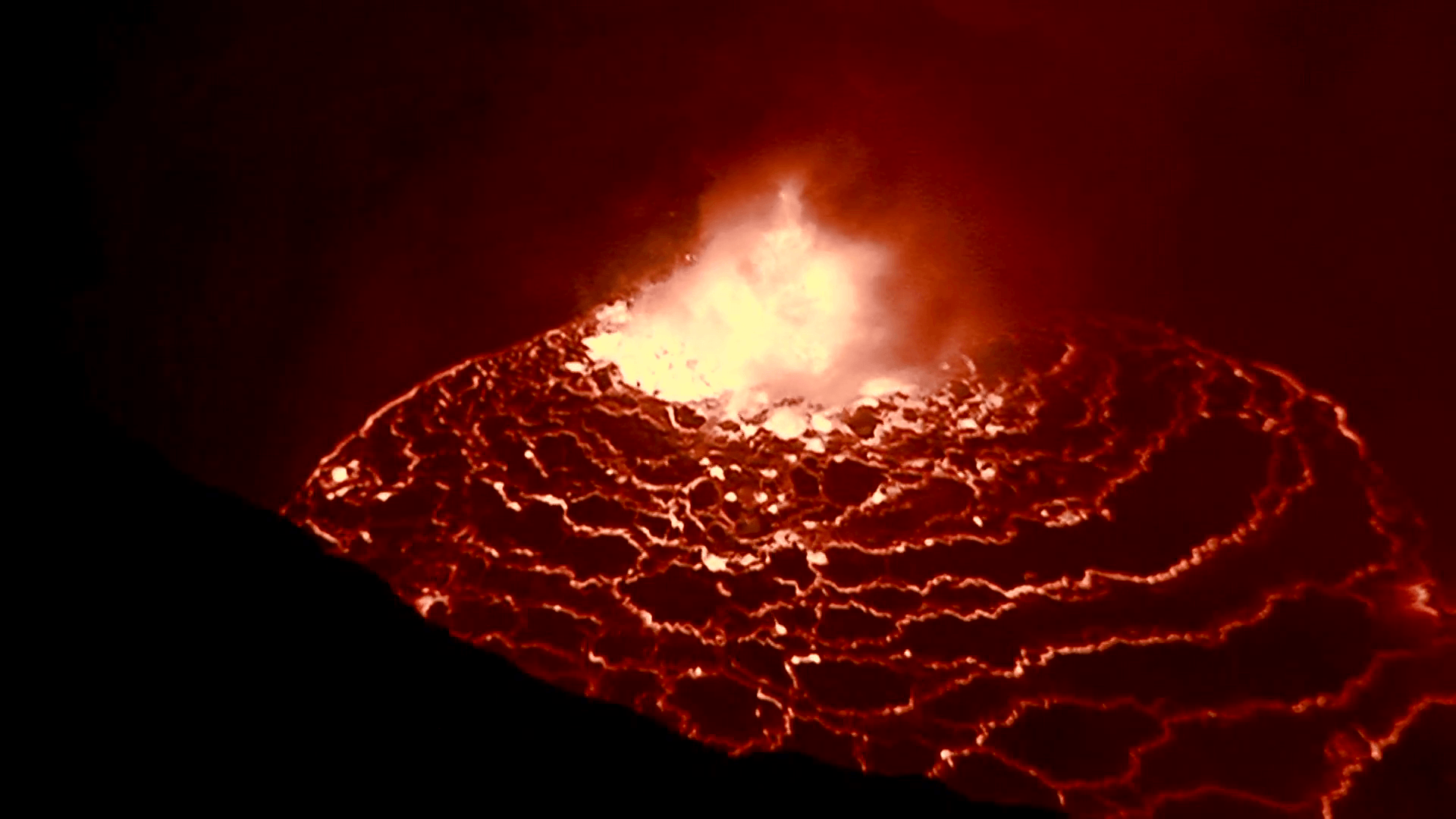 The spectacular Nyiragongo volcano erupts at night in the Democratic
