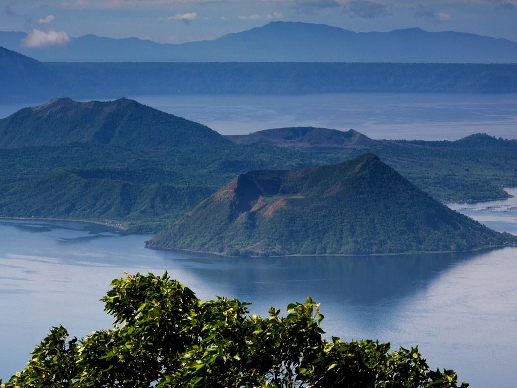 A Crater Lake in the Philippines with a Surprising Historyé