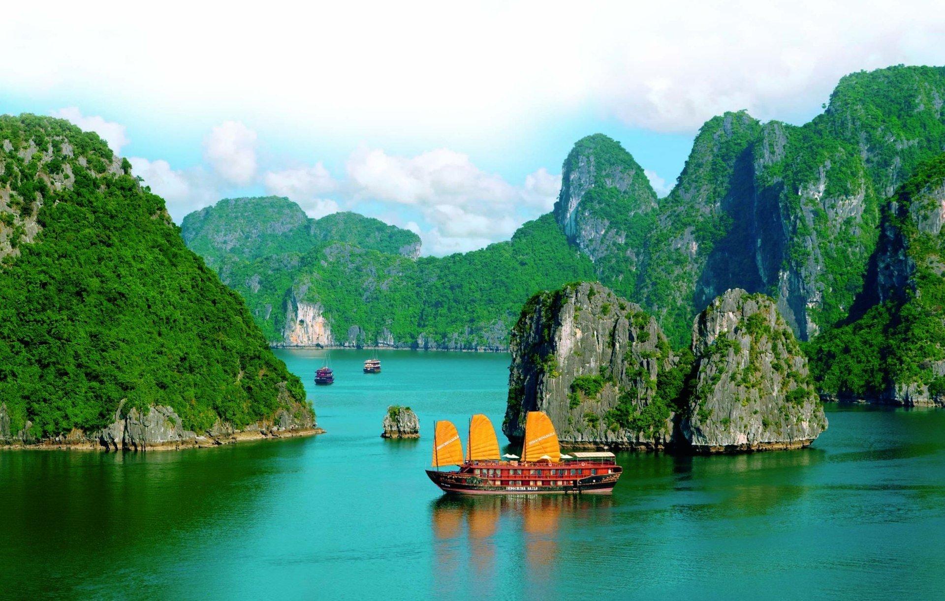 Ha Long Bay in Vietnam HD Wallpaper. Background Imagex1222