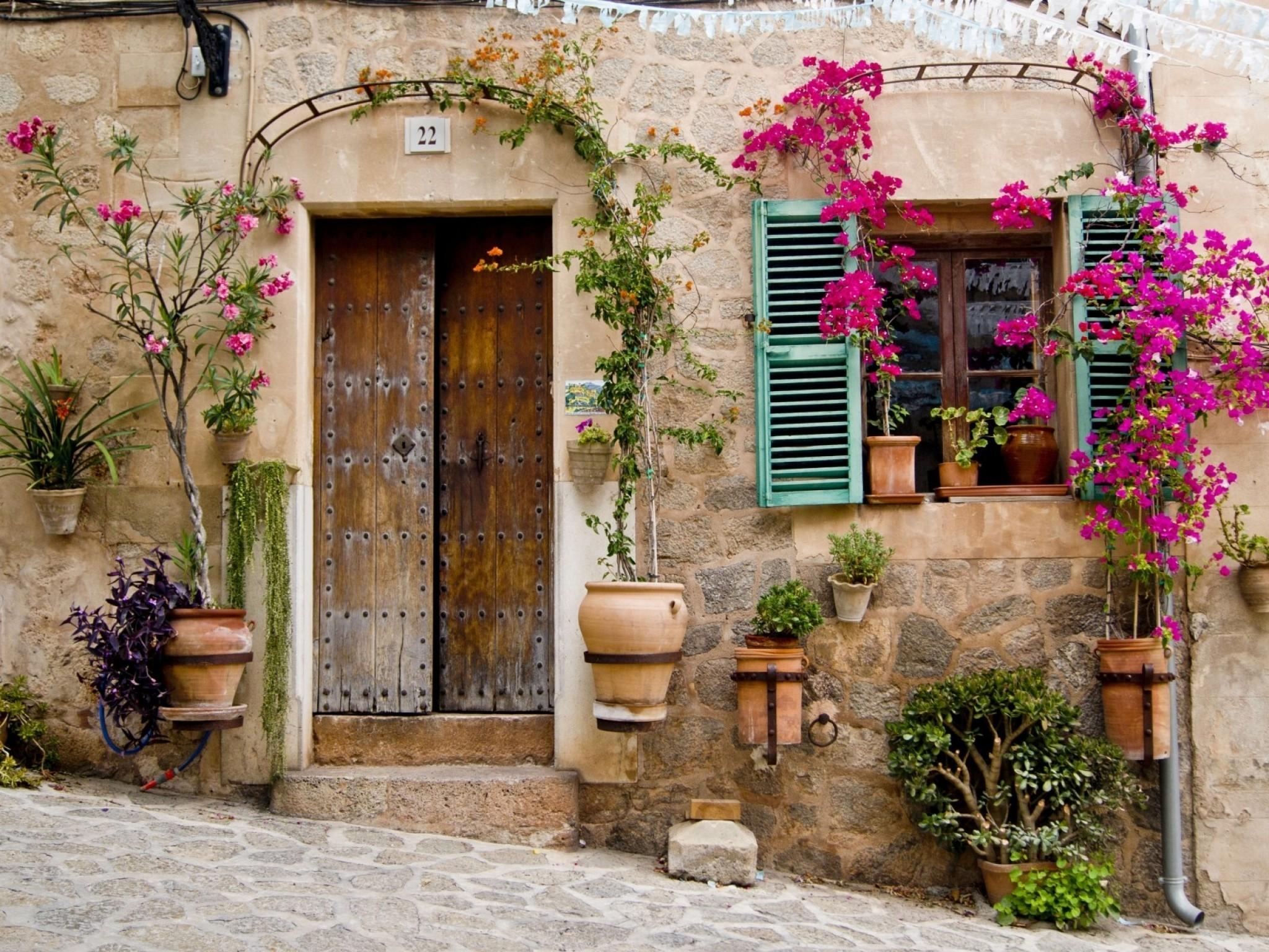Download 2048x1536 Palma De Mallorca, Flowers, Building, Window