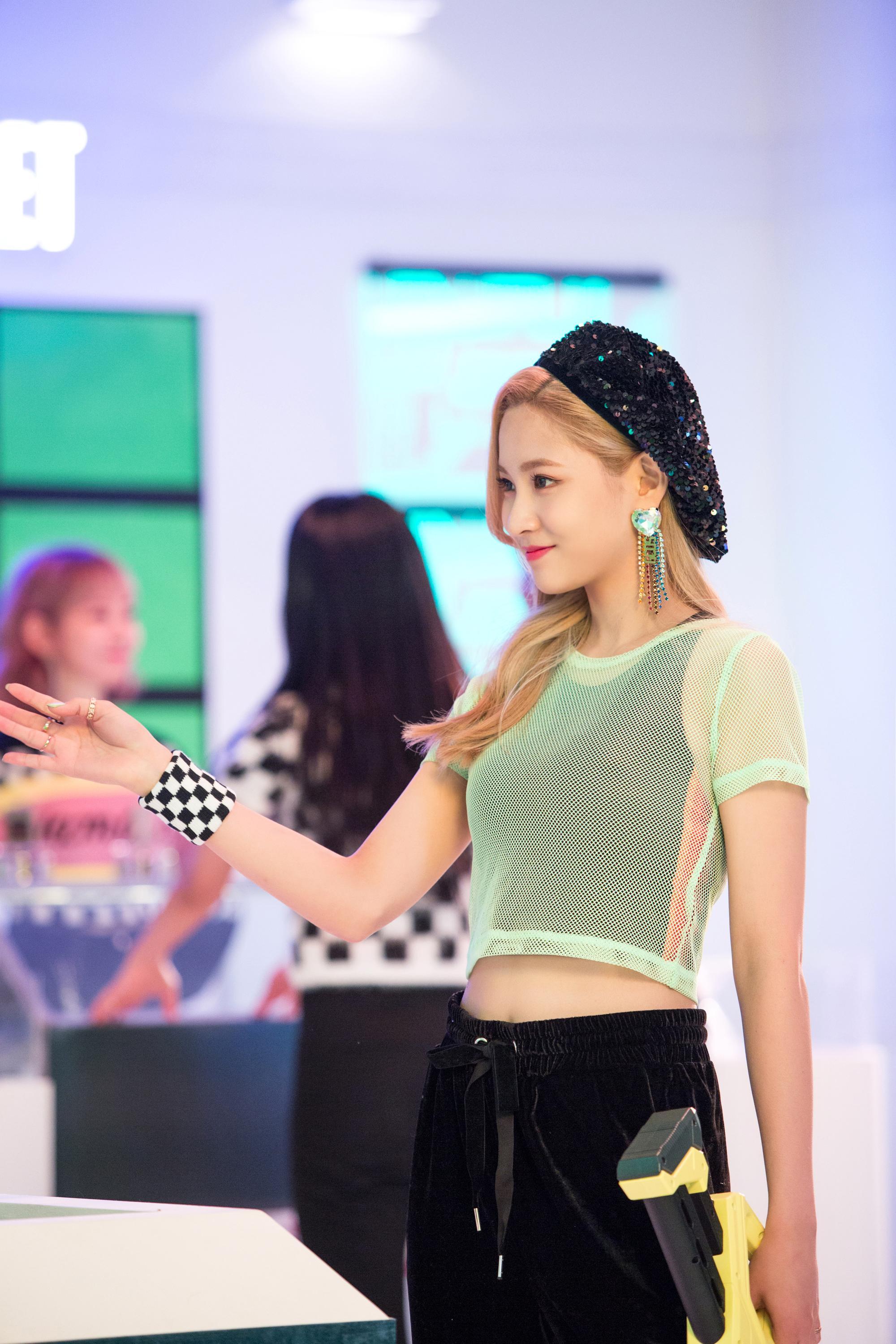 Cherry Bullet image 'Q and A' MV behind HD wallpaper