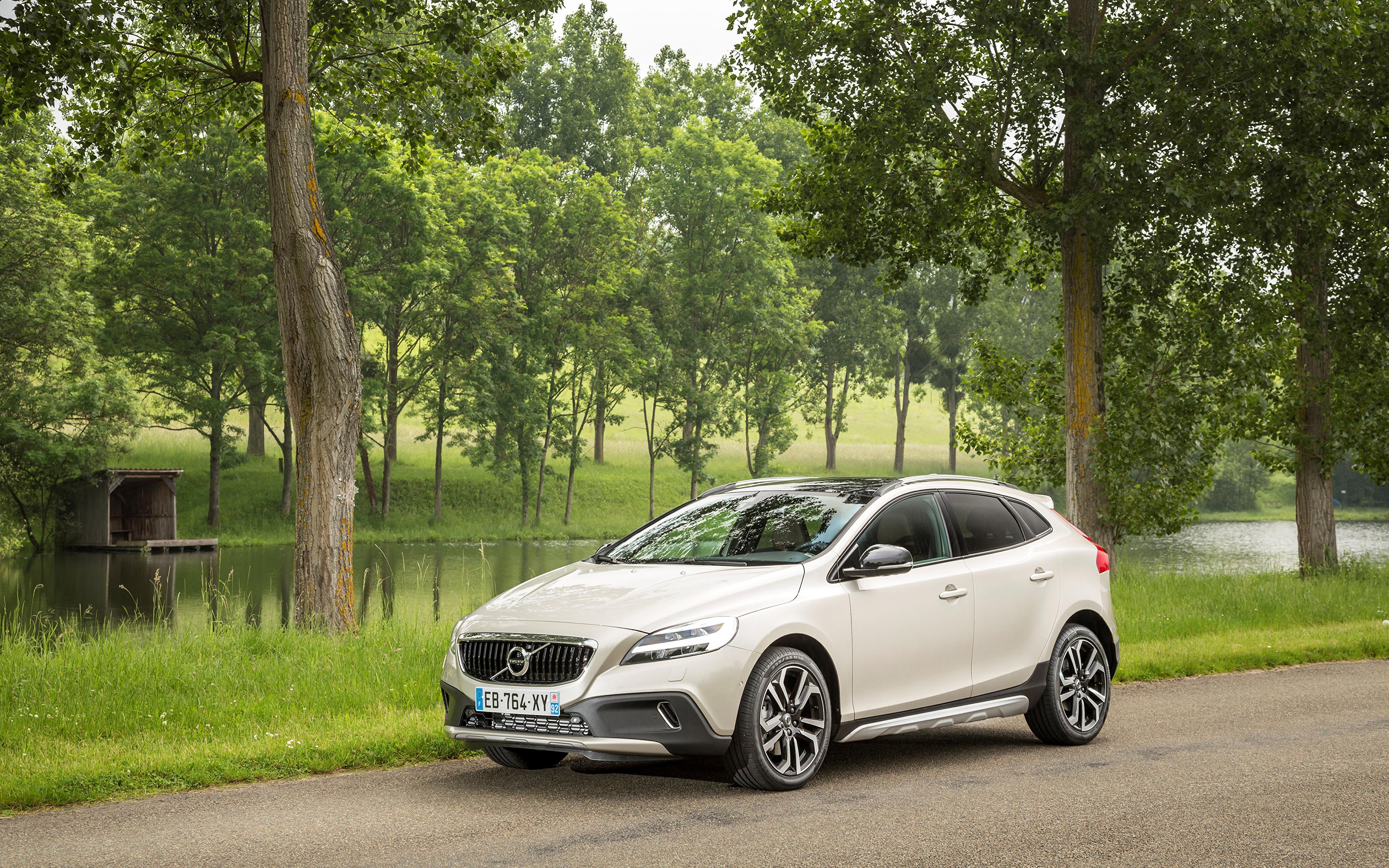 Volvo v40 и v40 cross country отличия