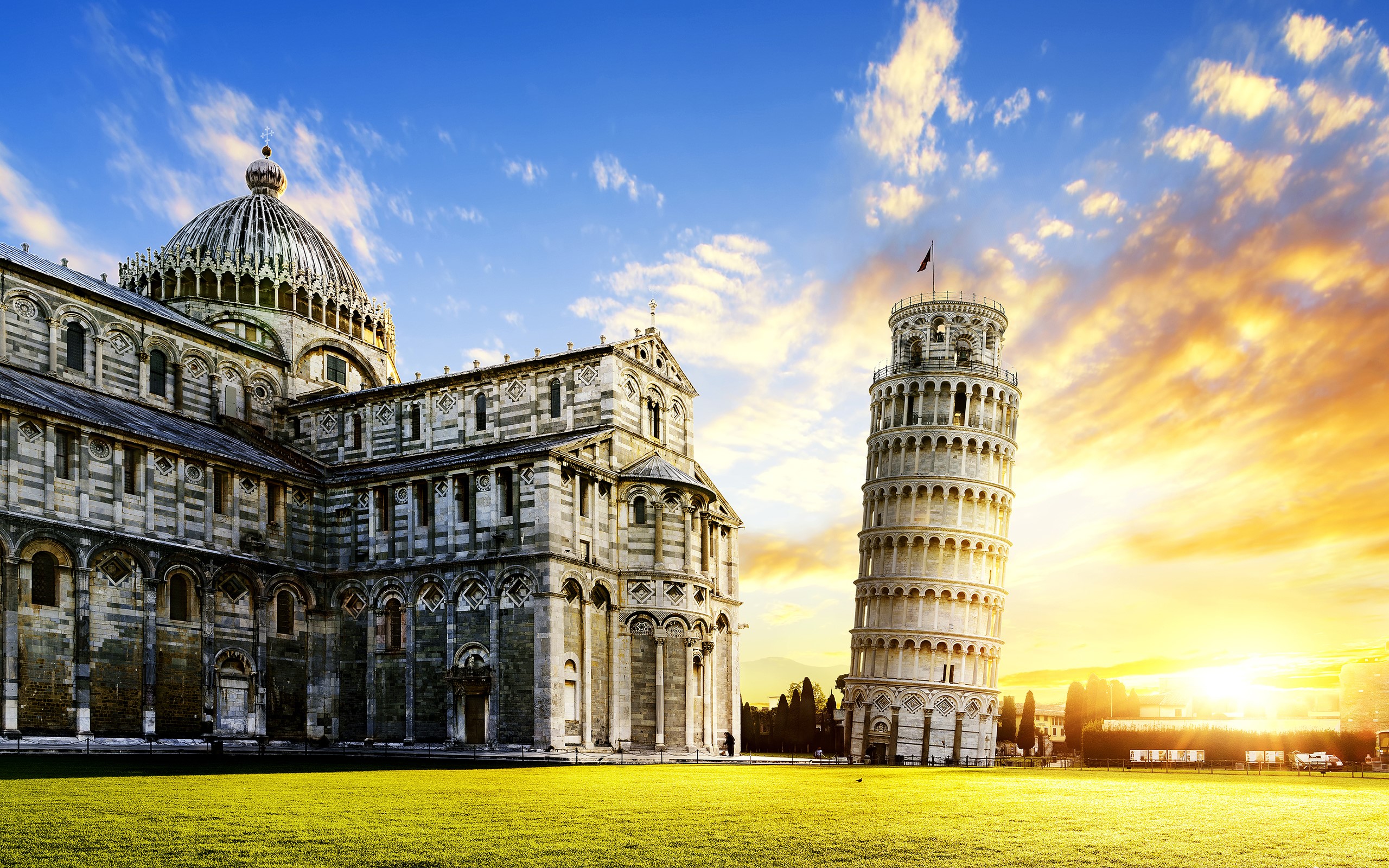 Leaning Tower of Pisa in Italy Desktop Wallpaper
