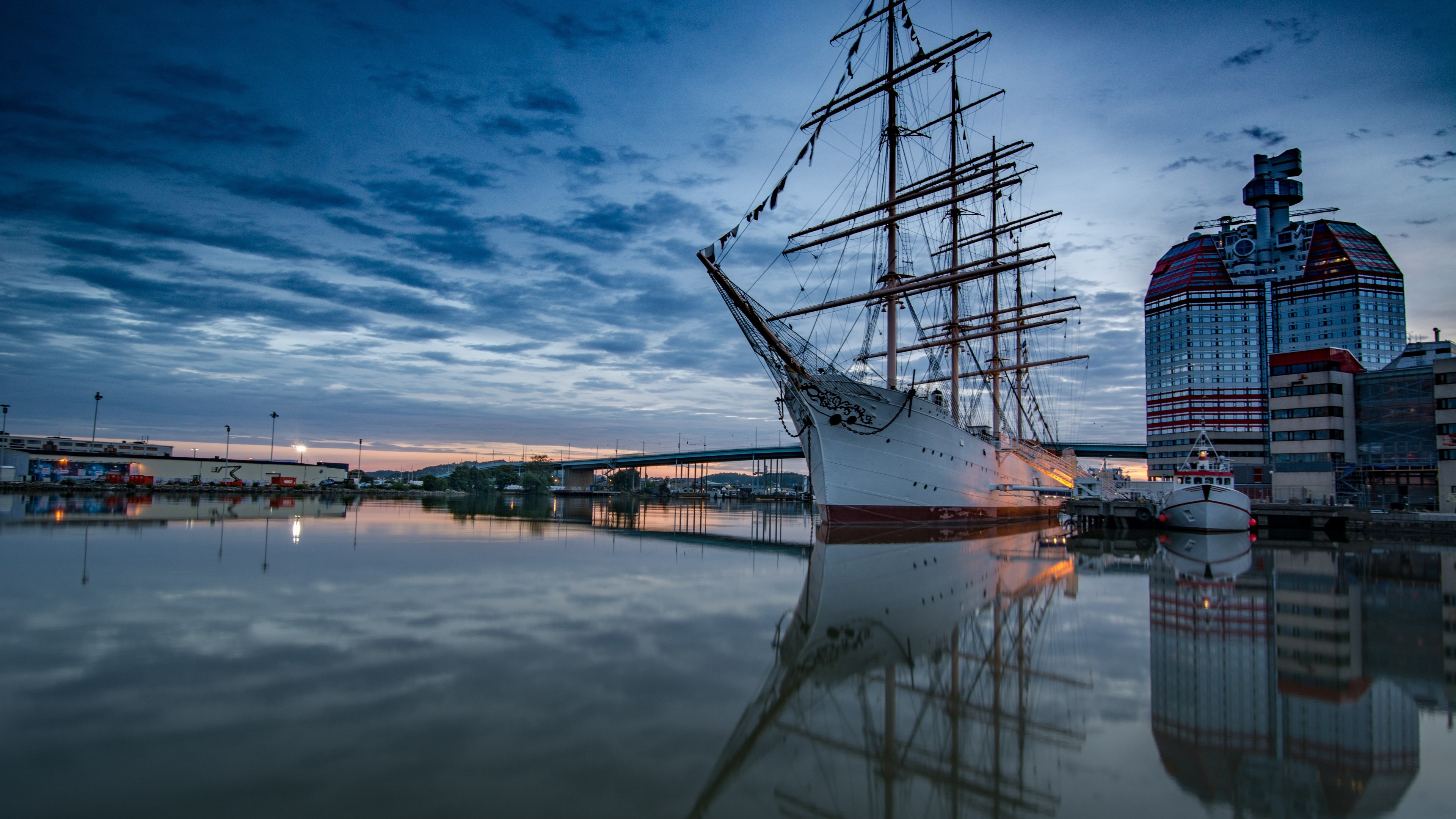 Download wallpaper: Historic wooden sailing ship in Gothenburg