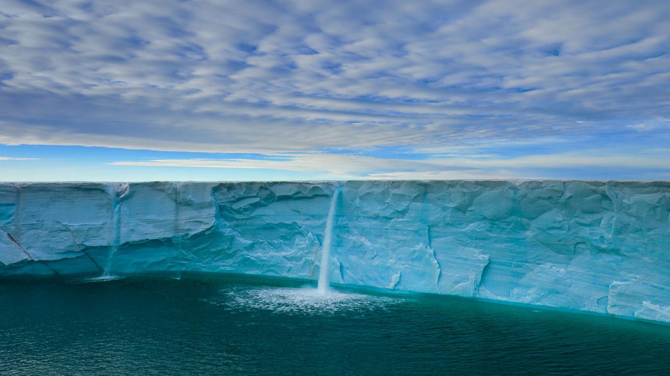 melBeautifuler creates waterfalls on an ice cap, svalbard
