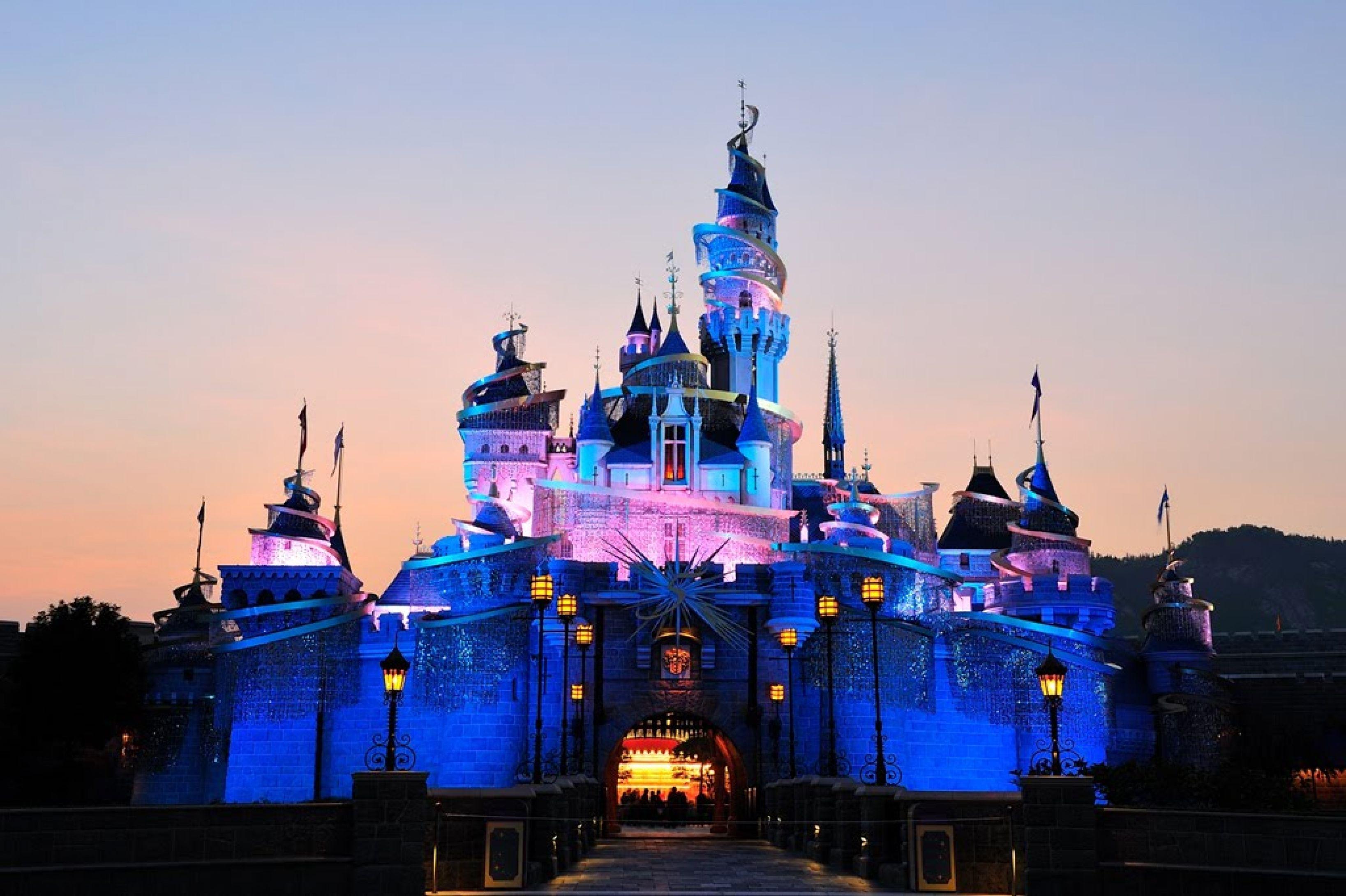 Nếu bạn muốn có một hình nền hoàn hảo, không gì tuyệt vời hơn đến với Hong Kong Disneyland, wallpapers! Bạn sẽ được truyền cảm hứng bởi cảnh quan và những kỷ niệm tuyệt vời tại công viên. Hãy cùng chúng tôi khám phá những bức ảnh đẹp, mang sự phép thuật và mơ mộng đến cho bạn!