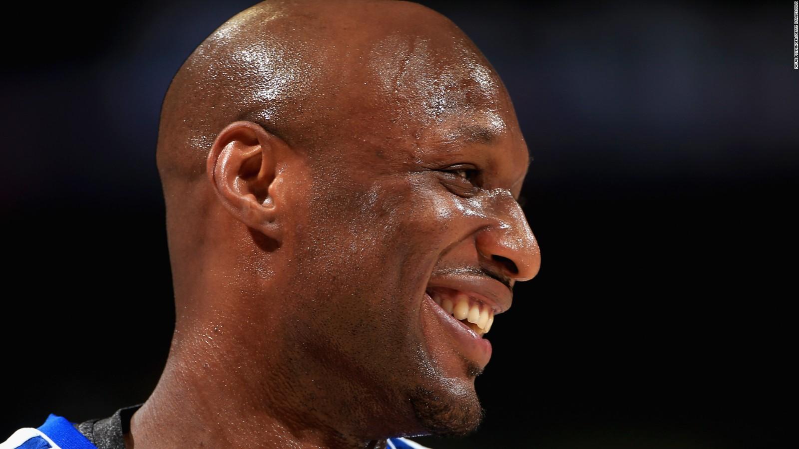 Lamar Odom says 'Hi' to Khloe Kardashian, source says